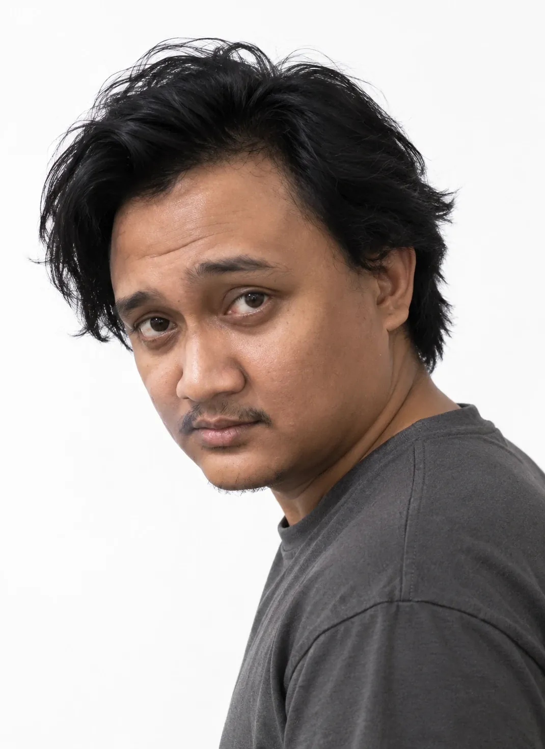 Contoh sebelum dan sesudah: rambut panjang tidak tertata menjadi gaya slick back
